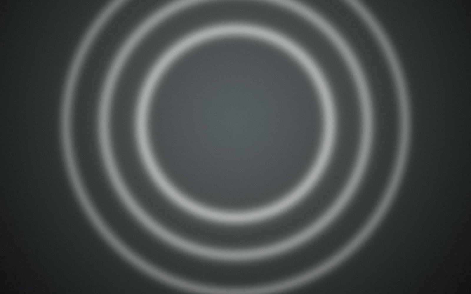 Anillos de luz sobre fondo oscuro